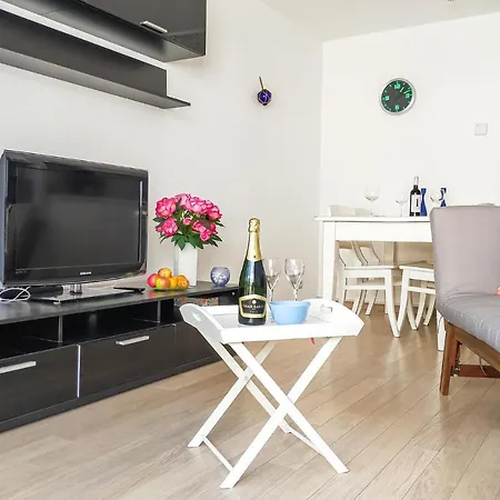 1 Bedroom Amazing In Lägenhet